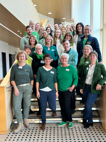 Mitglieder des Palliativnetzwerkes KF-OAL auf der Treppe des Landratsamtes